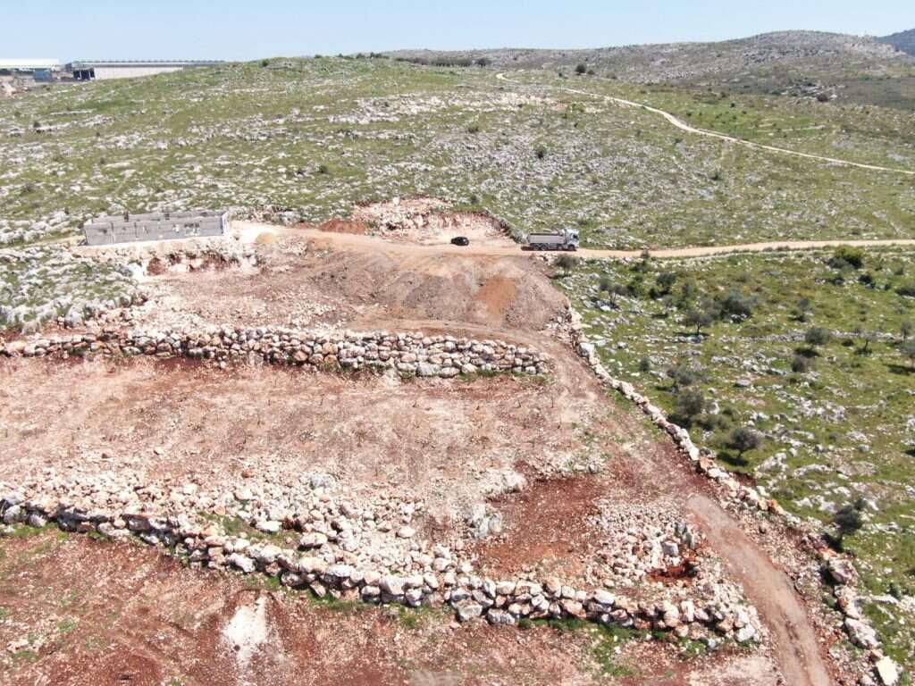 המבנים סמוך לאזור התעשייה באריאל. | תנועת רגבים המבנים סמוך לאזור התעשייה באריאל. | תנועת רגבים
