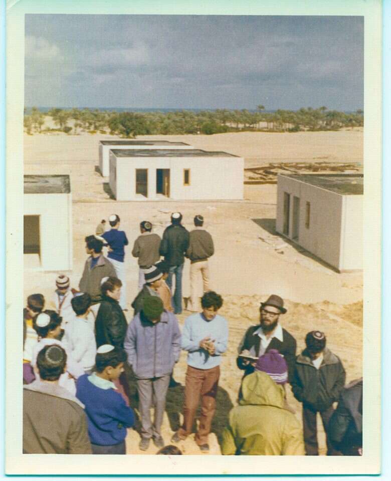 הרב אריאל בשיעור התורה הראשון בימית בטיול של ישיבת כפר־מימון. | מתוך האוסף הפרטי