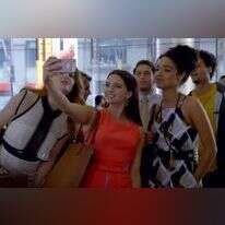 עושות כותרות. | מסך מתוך הטריילר