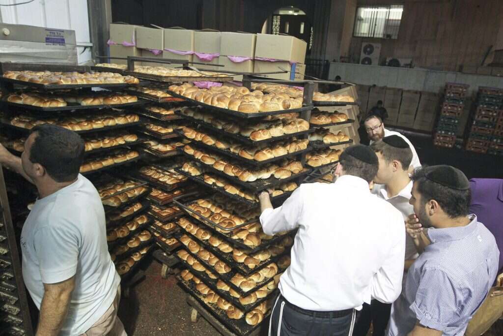 קונה חלות ולא אופה.
מאפיית ויז'ניץ. | עמי שומן