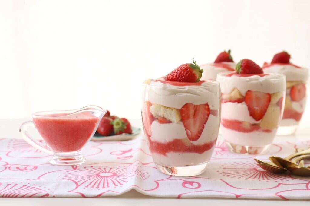 קינוח כוסות של גבינה ותותים. | אפרת ליכטנשטט