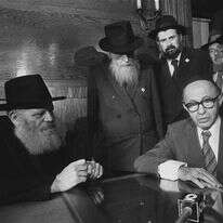 בגין בביקורו אצל הרבי מלובביץ', יולי 1977. | סהר יעקב, לע''מ