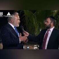 אבי מימרן ויוסי שווינגר במירון, זמן קצר לפני האסון. | מסך מתוך שידורי ההילולה בכאן מורשת