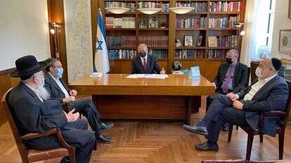 ראשי גוש נתניהו המידלדל - למעט בצלאל סמוטריץ' - נפגשו אתמול בלשכת נתניהו כדי להצהיר שוב
על התחייבותם חסרב להקמת ממשלה שאינה בראשות נתניהו. מימין: דרעי, לוין, נתניהו, גפני וליצמן