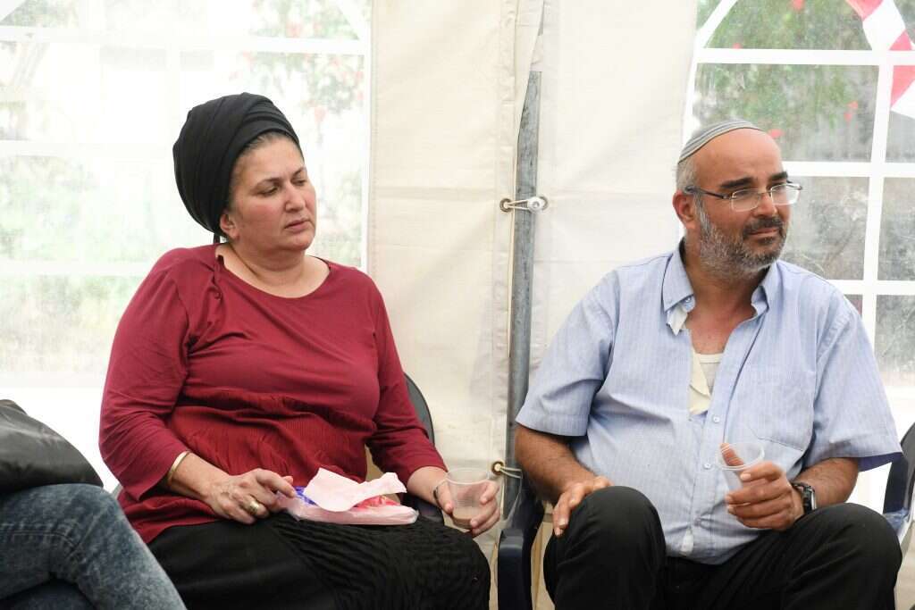 "יהונתן נולד מתוך רצון לעשות נחת רוח". הרב ירון וסיגלית חברוני בשבעה