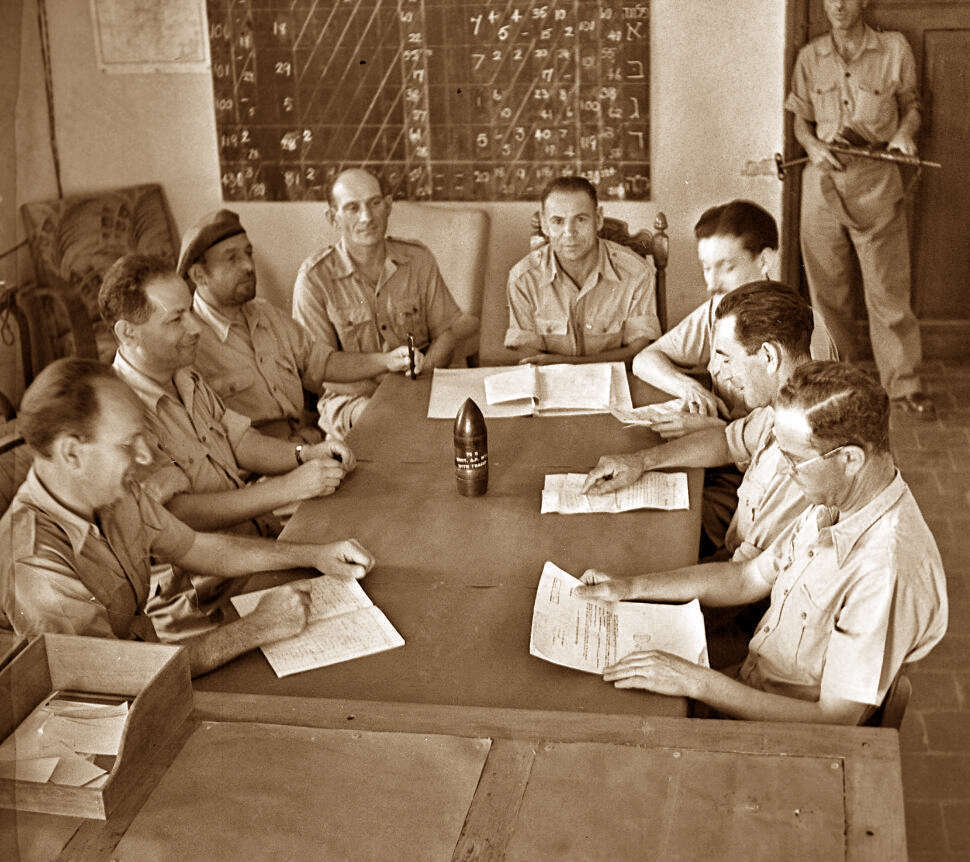 אחרי המלחמה המשמר פורק בגלל "היעדר עניין ציבורי כללי בארגון". מפקדי המשמר בירושלים בישיבת מטה. | פריץ שלזינגר, באדיבות הארכיון הציוני המרכזי