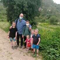 נחשון עם ילדיו. | באדיבות המשפחה