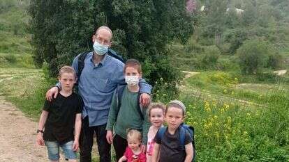 נחשון עם ילדיו. | באדיבות המשפחה