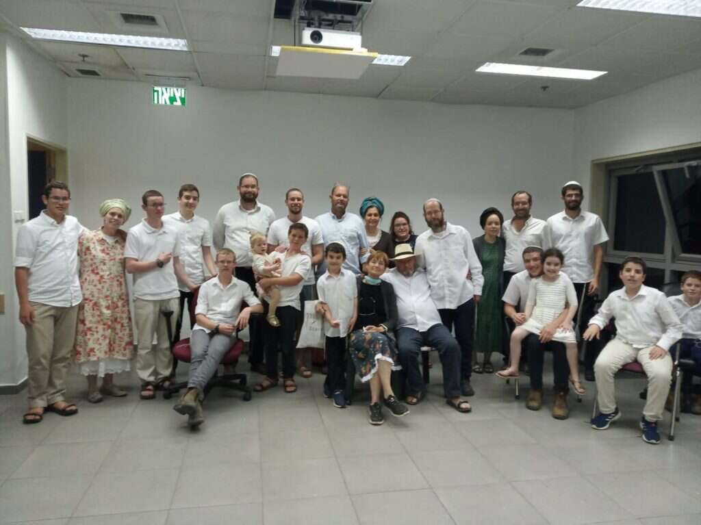 יהודה קנדל עם המשפחה לרגל 50 שנות נישואיו. | באדיבות המשפחה