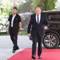 בנט בכניסה לבית הנשיא. | EPA