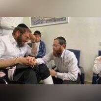הרב אביגדור חיות (משמאל) מנחם את דוד, אביו של משה ז"ל, בבית משפחת לוי, השבוע. | אבי גדלוביץ', בחדרי חרדים
