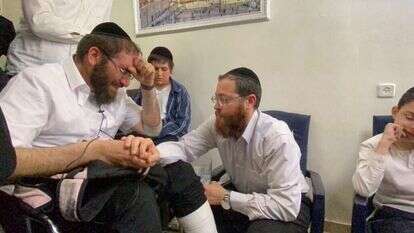 הרב אביגדור חיות (משמאל) מנחם את דוד, אביו של משה ז"ל, בבית משפחת לוי, השבוע. | אבי גדלוביץ', בחדרי חרדים