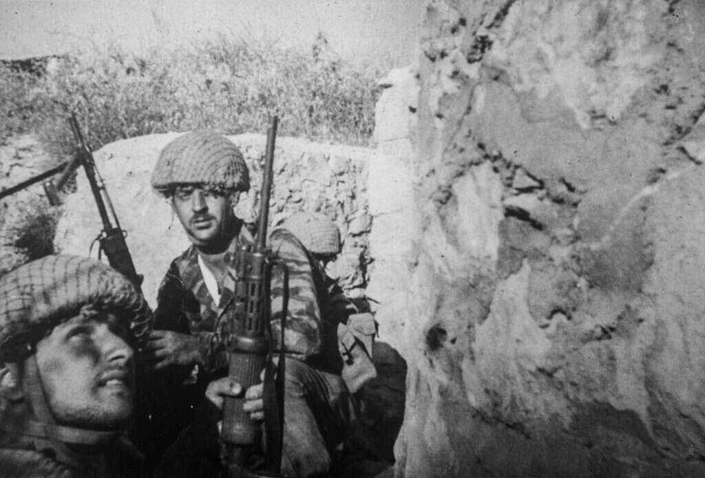 תפילת שחרית באמצע הקרבות. יהודה יחד עם יששכר כהן ז"ל בתעלות גבעת התחמושת תפילת שחרית באמצע הקרבות. יהודה יחד עם יששכר כהן ז"ל בתעלות גבעת התחמושת