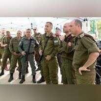 רא"ל אביב כוכבי בהערכת מצב במוצב סאלם. | דו"צ