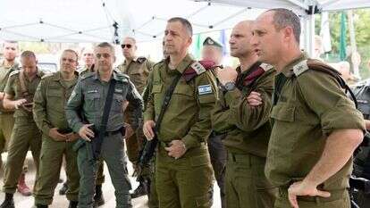 רא"ל אביב כוכבי בהערכת מצב במוצב סאלם. | דו"צ