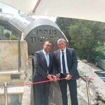 השר רפי פרץ וראש העיר משה ליאון חונכים את חידושה של תעלת הקשר.
