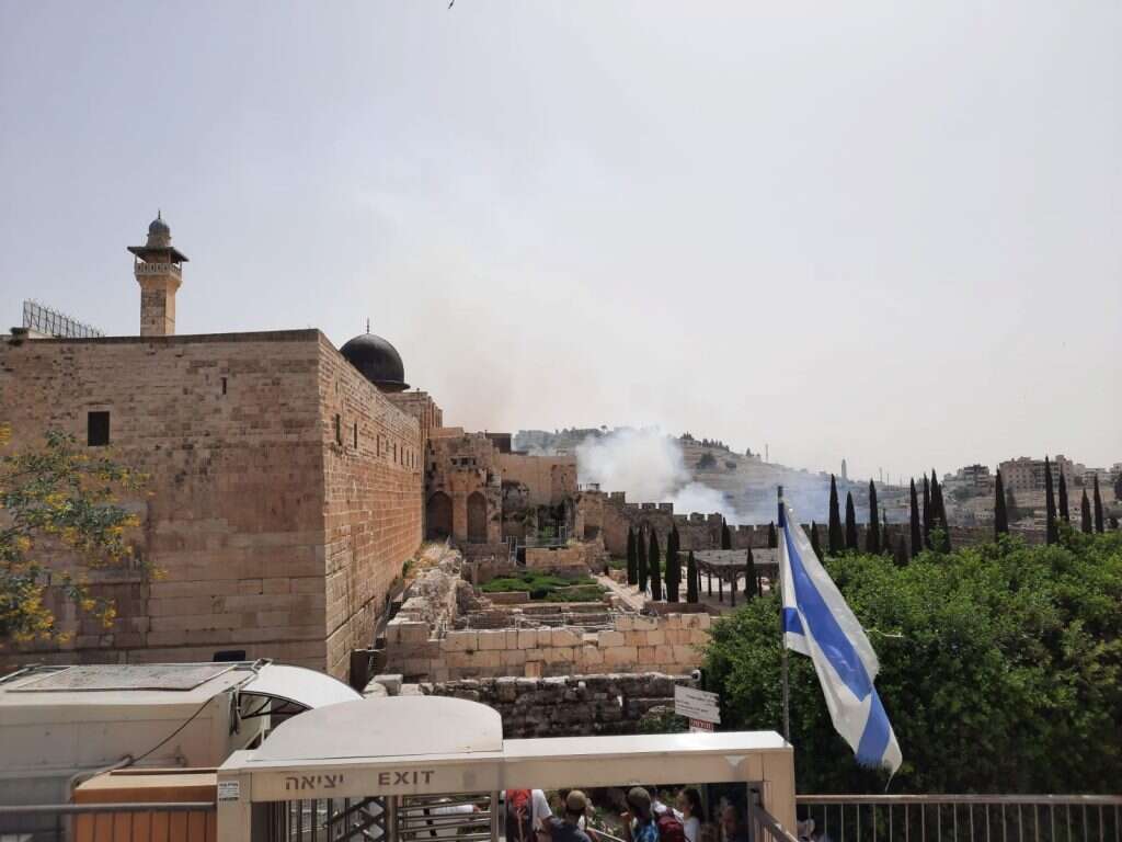 עשן מציר העופל, הר הבית. | ארנון סגל