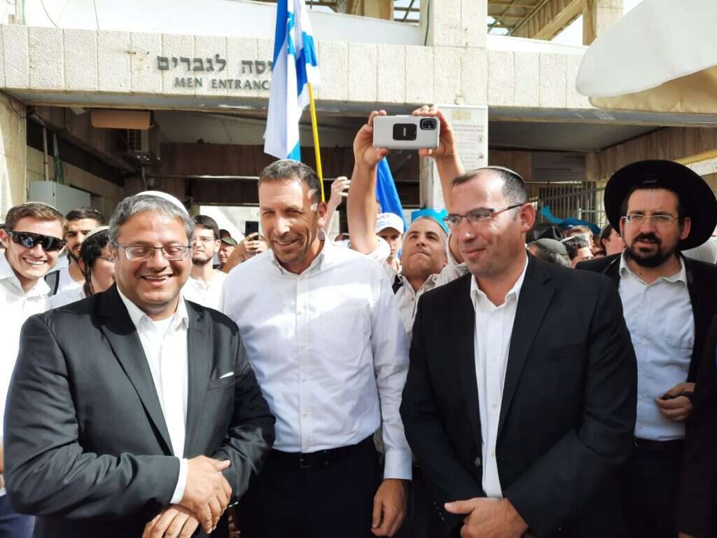 חברי הכנסת מתן כהנא, שמחה רוטמן, איתמר בן גביר ושרן השכל באו למחות על סגירת ההר. | ארנון סגל