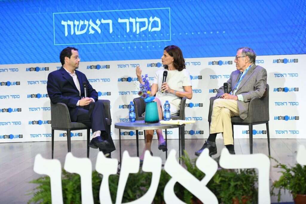 ארוין קוטלר (מימין) וחכ"ל מיכל קוטלר־וונש, יחד עם יעקב דלל בוועידת מקור ראשון ב-2021. | שריה דיאמנט