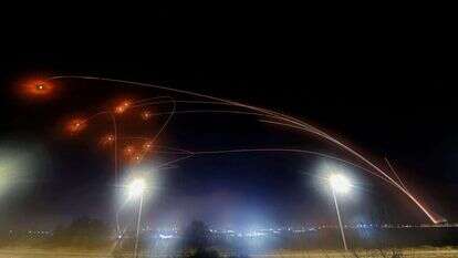 יירוט של כיפת ברזל של טילים שנורו מרצועת עזה לכיוון אשקלון, הערב. | AFP