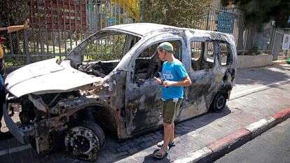 רכב שרוף בלוד. | AFP