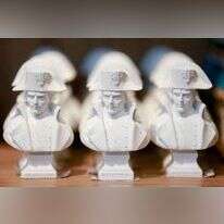 פסלוני נפוליאון בחנות מזכרות צרפתית. | APA