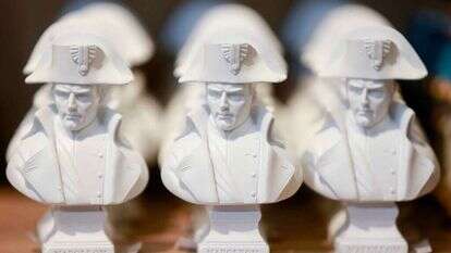 פסלוני נפוליאון בחנות מזכרות צרפתית. | APA