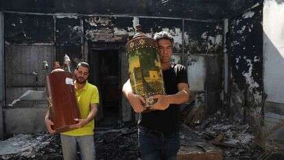 הוצאת ספר תורה מבית כנסת שרוף בלוד, אתמול. | EPA