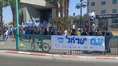 ההפגנה מחוץ לבית המשפט המחוזי. | ברלה קרומבי