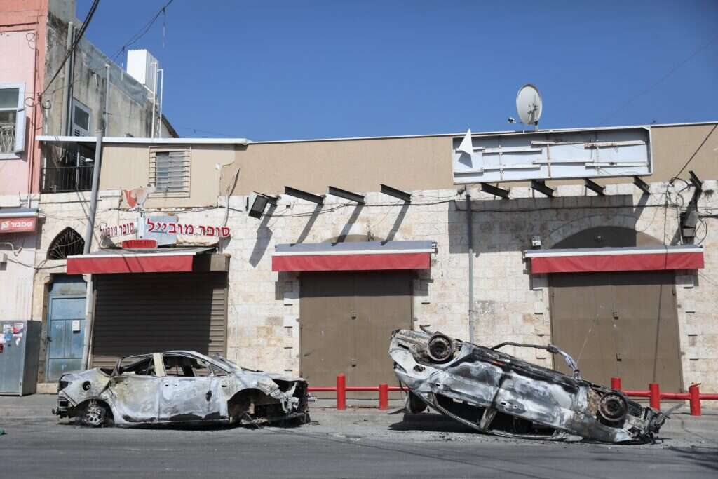 מכוניות שהוצתו במרכז לוד. | יונתן זינדל, פלאש 90
