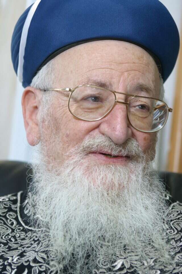 לא יועצת נישואין ולא מדריכת הורים. יש לי ידע הל־
כתי, ופה אני עוזרת. היו מקרים בעבר שהפניתי הלאה
לייעוץ. תפקיד הרב הוא להגביר אהבת תורה ויראת
שמיים, ואת זה שני המינים יכולים לעשות".
איך באמת את מגדירה את תפקיד הרב או הרבנית?
"תפקידה של רבנית קהילה, לא משנה אם זה גבר
או אישה, היא לקחת חבורה של אנשים שונים אחד מה־
שני, שבחרו להתפלל יחד, ולגבש אותם סביב תפילה
מעומק הלב, סביב לימוד תורה. אם אני יכולה לשתף
אותם בלימוד התורה שלי, אם אני גורמת לאנשים לה־
קשיב לפרשת השבוע לפני תפילת שבת, או לשאול
שאלה הלכתית כי יש להם מישהו נגיש - אני לא רואה
בזה בעיה אלא להפך, מבחינתי זה מקום שמרני. הש־
מרנות היא לדבוק בעבודת השם. להנכיח תורה בחיים
שלנו, לחיות חיים של אהבת תורה".
במקום שאין נשים
כשאביה נפטר, מספרת מרילי־מירוויס, ביקש נציג
החברה־קדישא, אחרי שקרע את חולצתו של אחיה,
ש"הנשים יקרעו בבית כי זה לא צנוע". "הייתי בסערת
רגשות, ואמרתי לו שאני עושה קריעה בַּמקום על אבא
שלי. קרעתי ובירכתי, והוא אמר 'טוב, אם אתן מת־
עקשות אז תביאו אישה שתעשה את זה'. גם בשבעה
היו רבנים שהגיעו, רבנים מקסימים, אבל אני ברמה
האישית הייתי שמחה לאישה שתעבור איתי על ההל־
כות, מה מותר ומה אסור".
בעקבות זאת החלה להתנדב בחברה־קדישא
באפרת. היא מבצעת טהרה לנשים, ומלווה אב־
לוֹת בבית העלמין. "טהרה היא חוויה עוצמתית של
חסד, זה בא אצלי מהמקום שככה אני רוצה שי־
תייחסו אליי אחרי מאה ועשרים. זאת אחוות נשים
שמטפלות באישה בדרכה האחרונה. אנחנו עושות
הכול בדממה, לא מדברות בינינו. אני באה ואומרת
תהילים לפני ואחרי. גם היכולת להיות בלוויות ול־
סייע לנשים זו זכות גדולה. זו השליחות שלי, לשים
את עצמי במקום שלי היה חסר".
מאותו מקום היא גם משמשת כבלנית )"חזרתי
ממשמרת בליל שבת כשבחוץ מניין קורונה, והילדים
צעקו 'אבא, אימא חזרה מהמקווה'"(, ובמסגרת הכשר־
תה גם עונה לשאלות בנושאי טהרה )"הילדים יודעים
שבמעטפות בעציץ בכניסה אסור להם לגעת"(.
"בהרבה נקודות בחיים שלי הייתה חסרה לי דמות
תורנית נשית, ואמרתי שאם אוּכל אני אשים את עצמי
היכן שצריך - אם זה במקווה כבלנית, אם זה בחב־
רה־קדישא ואם בשאלות הנוגעות לטהרה. אלו מקומות
אינטימיים שבהם אני נמצאת מול הקב"ה. גם התפקיד
שלי בבית הכנסת נכנס במקום הזה. תפילה בשבי־
לי היא חלק משמעותי מעבודת השם, מקום שיש בו
אמונה ושיח עם הקב"ה, שיש בו ערוץ תקשורת פתוח.
זה מקום שאנחנו יכולים להנכיח קדושה במקום שלנו.
מה המטרה שלנו בעולם, אם לא לחיות בתודעה של
שיוויתי השם לנגדי תמיד? תפילה היא חלק משמעותי
מזה, ומאוד הייתי רוצה שנשים ירגישו חלק מהתפילה
ומבית הכנסת.
"נכון שאני לא נספרת למניין, אבל זה לא אומר
שאני לא יכולה להיות חלק מהקהילה. אני בוחרת
לחיות חיים הלכתיים אורתודוקסיים ואני מבינה את
המשמעות של זה ומקבלת באהבה את גבולות הגזרה
ההלכתיים. אני מבינה שאני לא נספרת למניין ולא
מניחה תפילין, ועדיין אפשר במרחב של בית הכנסת
להיות בתודעה שהיא יותר רגישה לקהילה. מניין הוא
עשרה גברים, אבל קהילה היא מקום לנשים, גברים
וילדים. שואלים אותי למה זה קרה בקהילה שלך, הת־
שובה היא כי הקהילה שלי רואה גם נשים וילדים כחלק
ממרחב בית הכנסת".
אחרי מהפכת לימוד התורה לנשים, את חושבת
שלימודי הלכה כדי לפסוק הם הצעד הבא?
"אני מרגישה שזה מאוד מעניין את עולם לימוד
התורה, ואני רואה את זה אצל הבנות הצעירות במד־
רשת לינדנבאום שבה אני מלמדת. מאוד מעניין אותן
עולם התושב"ע, ו'גדול תלמוד שמביא ליד מעשה'".
איך בונים פרגולה לסוכות
בריאיון הקבלה שלה עצמה למכון למנהיגות הל־
כתית, היא עמדה בפני ועדת קבלה שהורכבה מכמה
רבנים. "הרב סתיו שאל אותי 'למה את רוצה ללמוד
הלכה? זה כל כך יבש מול הגמרא שיש בה מחלוקות,
אגדות, התרחשויות'. אני ממש לא מסכימה עם זה.
העולם ההלכתי מרתק אותי, מעניין אותי להבין את