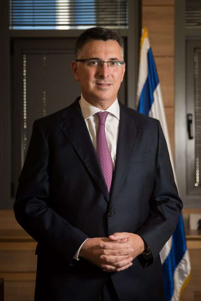 צריך סולם כדי לרדת מהעץ. סער. | יונתן זינדל- פלאש 90