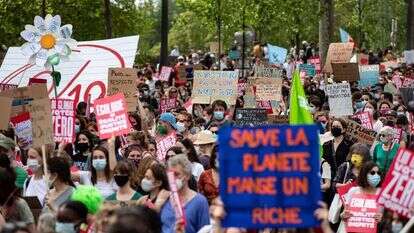 "תבהלה חסרת פרופורציות". הפגנה בפריז נגד התחממות 
ולמען מניעת שינוי האקלים. | אי.פי.איי