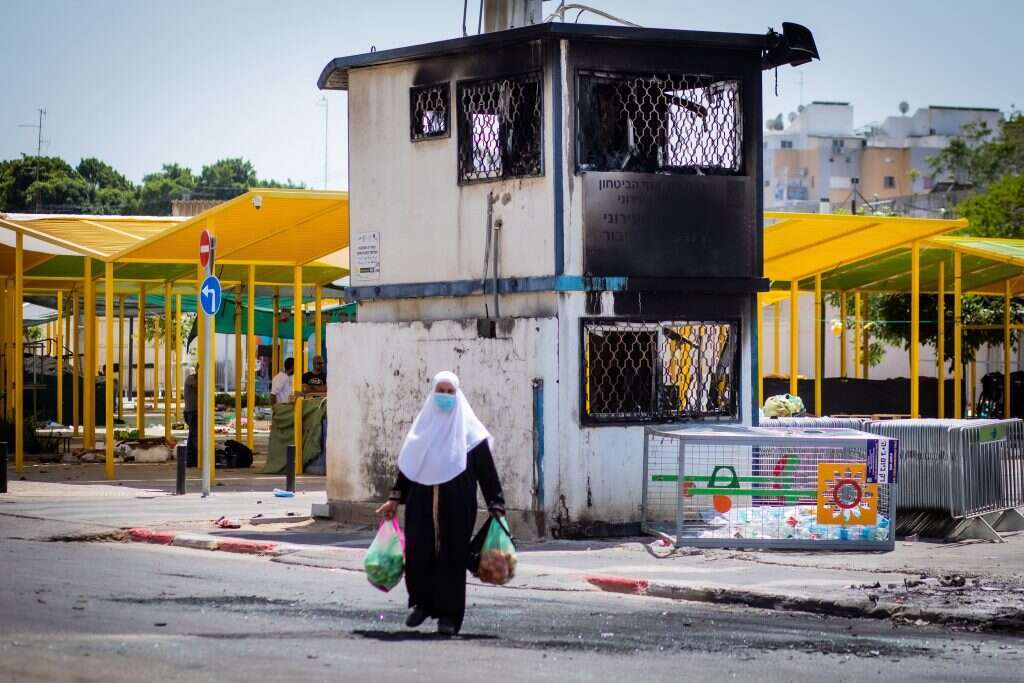 סמלי שלטון עולים באש. לוד, השבוע. | אריק סולטן