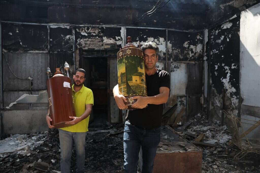 כולם מסכימים שאללהו אכבר והר הבית קדוש, זו לא מלחמת דת. ספרי תורה מפונים מבית כנסת בלוד. | EPA