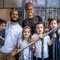 משתדלים לשדר לילדים ביטחון. מוריה ודביר כהן בפתח ביתם. | אורן בן-חקון