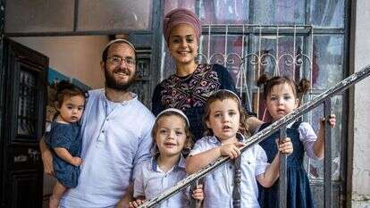 משתדלים לשדר לילדים ביטחון. מוריה ודביר כהן בפתח ביתם. | אורן בן-חקון