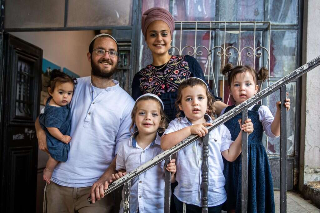 משתדלים לשדר לילדים ביטחון. מוריה ודביר כהן בפתח ביתם. | אורן בן-חקון