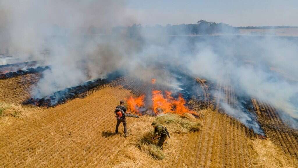 שריפה בשטחי קיבוץ בארי שהוצתה בעקבות בלון תבערה. | אמנון זיו, קב"ט מועצה אזורית חוף אשקלון