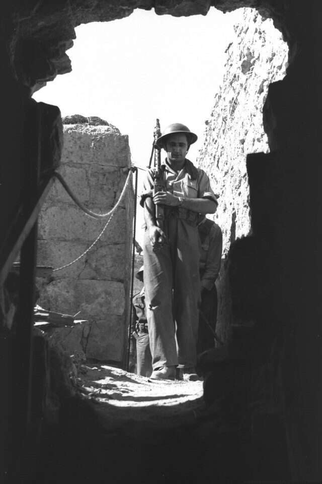 "היה מי שאמר 'הפלמ"ח ברח'. אבא שלי נתן את פקודת הנסיגה, והוא לא מצטער על כך". שומר על חומות ירושלים בהר ציון ,1948. | לע"מ