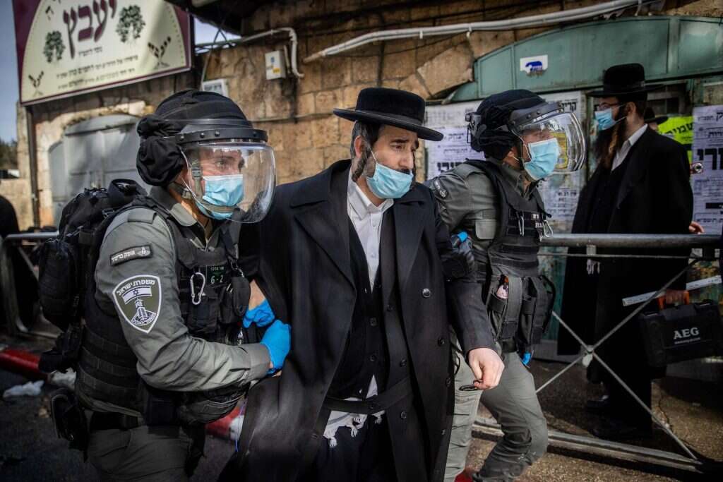 "רוב החרדים שמרו על קלה כחמורה". עימותים עם שוטרים בקורונה. | יונתן זינדל - פלאש 90