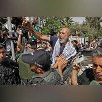 תושבי שייח' ג'ראח מפגינים נגד ביקור של חברי כנסת במקום, השבוע. | AFP