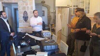 ח"כ אזולאי וח"כ ארבל בביקור במלון בעכו אחרי ההרס. | יאיר קראוס