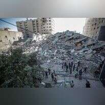 הריסות מגדל בעזה בו שכנו בין השאר אולפני אל ג'זירה. | EPA