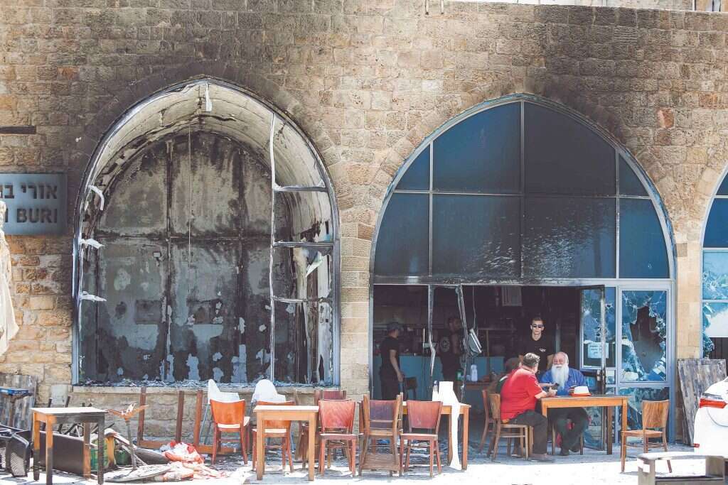 המלון בעכו שנשרף. | ג'יני