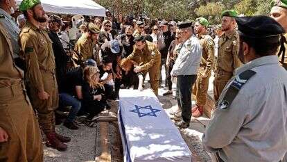 הלווייתו של סמ"ר עומר טביב ז"ל בשבוע שעבר באליקים. | איי.אף.פי