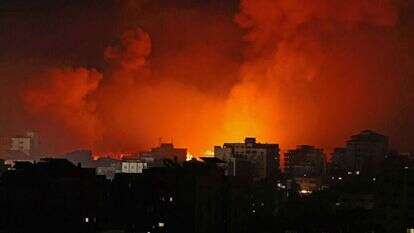 עשן הלהבות מיתמר מעל הרצועה. | AFP עשן הלהבות מיתמר מעל הרצועה. | AFP