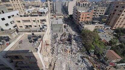 הריסות מבנה שתקף צה"ל ברצועה. | AFP הריסות מבנה שתקף צה"ל ברצועה. | AFP