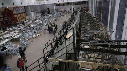 קריסת הטריבונה בבית הכנסת בגבעת זאב. | EPA קריסת הטריבונה בבית הכנסת בגבעת זאב. | EPA