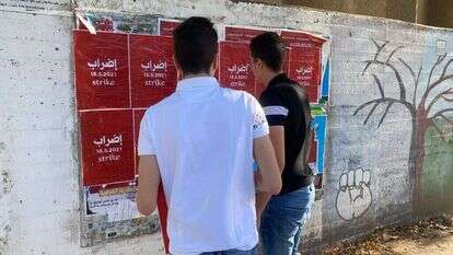 שלטים המכריזים על המחאה. | "זו הדרך"